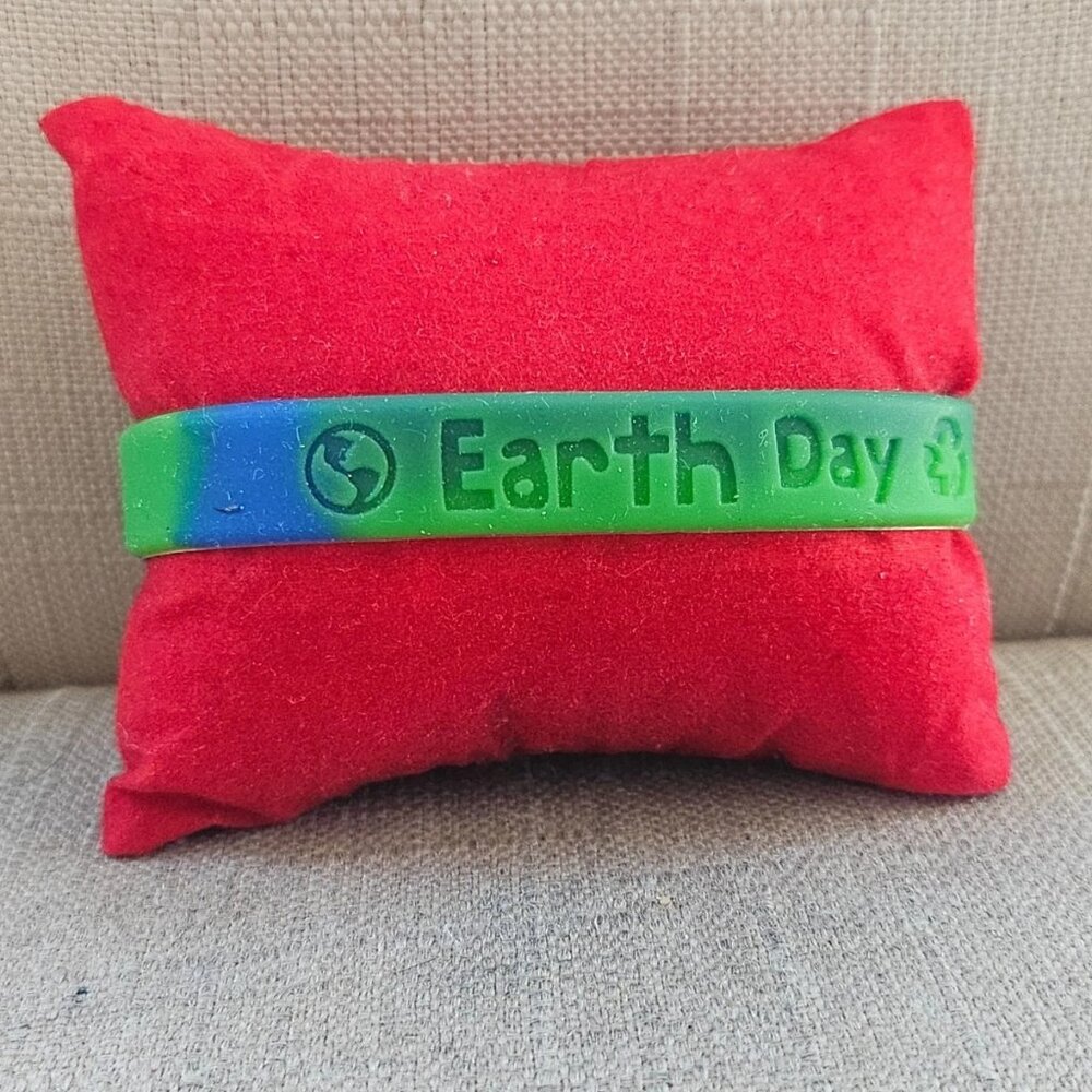 Earth Day Bracelet Blue/Green Rubber Stretched Unisex Wrist Band NWT Unbranded